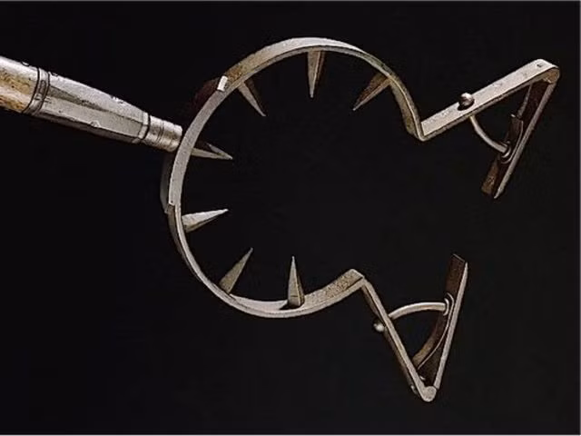 Man-catcher hay gậy bắt người là một thứ vũ khí kỳ lạ từng được sử dụng trong các cuộc chiến tranh ở châu Âu thời Trung cổ.