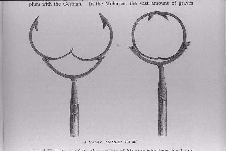 Ngoài ra, thứ vũ khí này cũng tỏ ra hữu hiệu trong trường hợp cần khống chế một người mà không làm người đó bị thương, như các thành viên hoàng tộc.