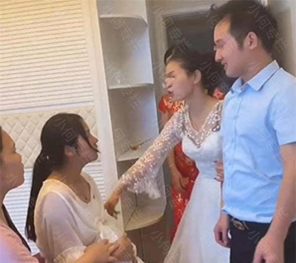 Bị bà bầu ngồi lên giường cưới, cô dâu nổi trận lôi đình Bi ba bau ngoi len giuong cuoi, co dau noi tran loi dinh