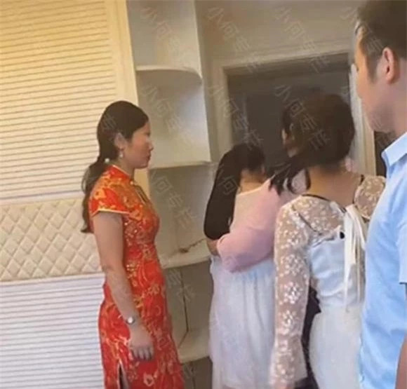 Bị bà bầu ngồi lên giường cưới, cô dâu nổi trận lôi đình - Hình 4 Bi ba bau ngoi len giuong cuoi, co dau noi tran loi dinh-Hinh-4