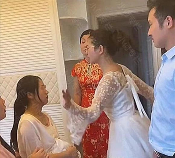 Bị bà bầu ngồi lên giường cưới, cô dâu nổi trận lôi đình - Hình 2 Bi ba bau ngoi len giuong cuoi, co dau noi tran loi dinh-Hinh-2