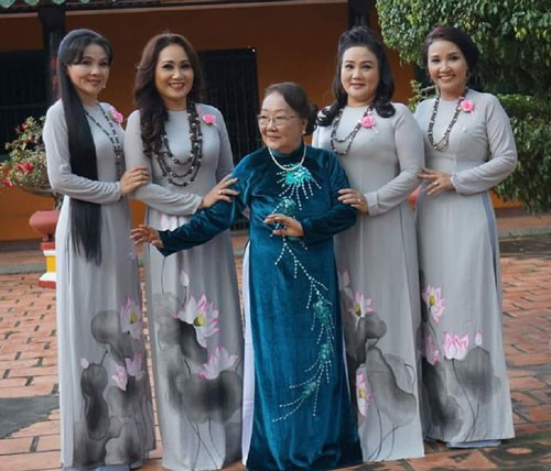 Gia toc noi tieng 4 doi theo nghe hat voi nhung vai dien vang son