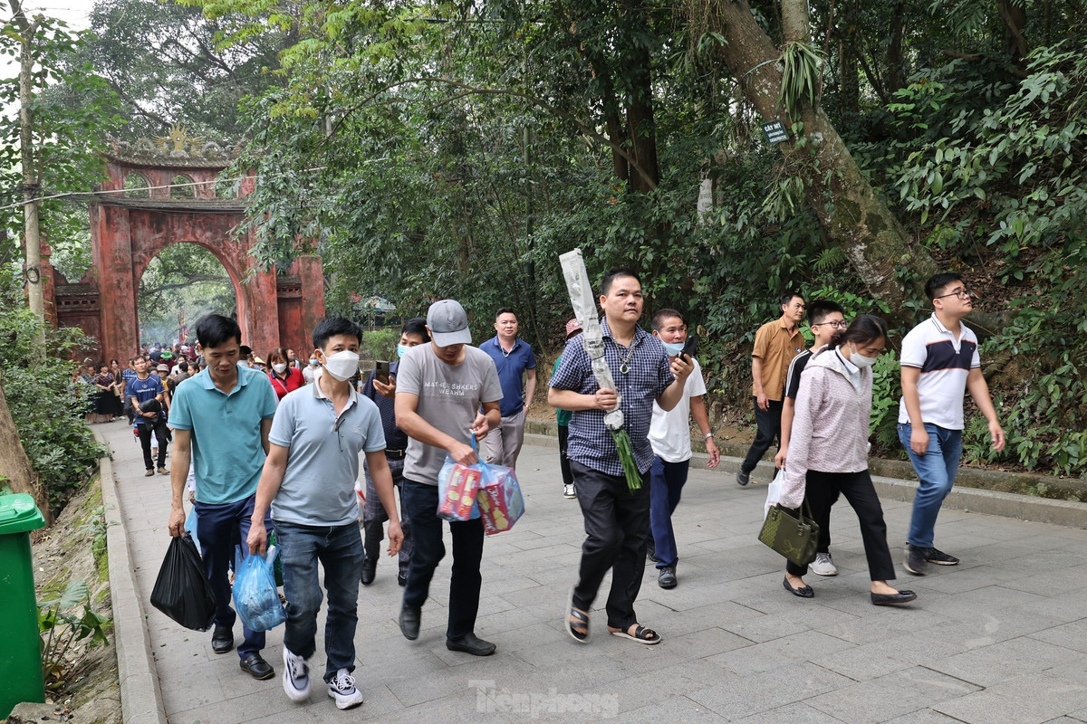 Lãnh đạo Khu di tích lịch sử đền Hùng cũng thông tin, năm ngoái, số lượng du khách đến đền Hùng khoảng một triệu người. Năm nay, thống kê có thể đạt con số 4 triệu lượt khách.