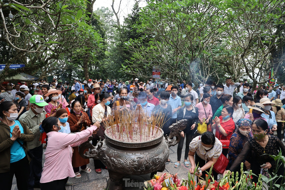 Rất nhiều người lễ Tổ, dâng hương từ chiều mùng 9/3 Âm lịch để tránh tình trạng đông đúc có thể xảy ra vào chính lễ mùng 10/3.