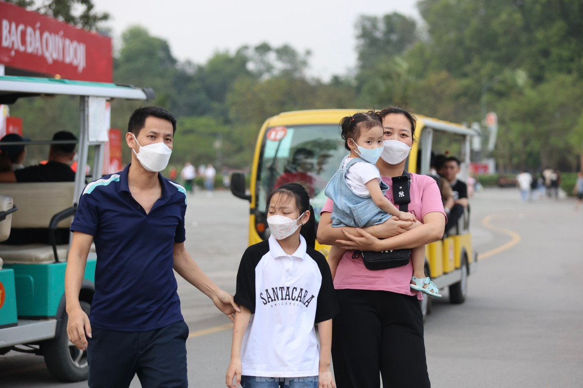 Dòng người đổ về đền Hùng có các gia đình trẻ, nhiều thanh thiếu niên, người cao tuổi. Hầu hết đi theo nhóm. Có những người ở tỉnh xa như Hải Phòng, Thanh Hóa, thậm chí từ miền Nam ra.
