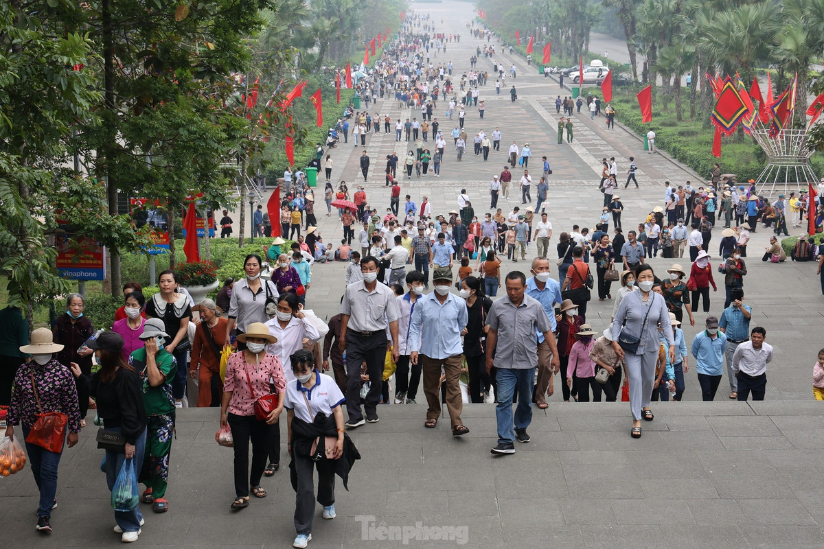 Cũng theo ông Lê Trường Giang, các lực lượng chức năng của tỉnh Phú Thọ cũng như cán bộ Khu di tích lịch sử đền Hùng phối hợp rất tốt, nhịp nhàng trong việc phân luồng giao thông, hướng dẫn bà con đi lại, lên núi đều có lực lượng tại chỗ hướng dẫn, nhắc nhở, giữ gìn an toàn an ninh, trật tự, phòng chống mất trộm.