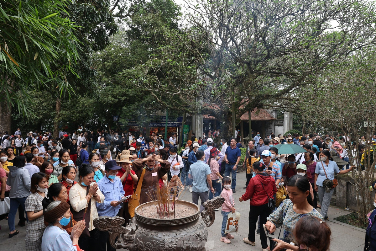 Ban quản lý khu di tích lịch sử đền Hùng cho biết, vào ngày mai (28/4), tức ngày 10/3 Âm lịch, sau khi lãnh đạo Đảng, Nhà nước, Bộ, ngành, tỉnh Phú Thọ và một số lãnh đạo địa phương khác dâng hương, người dân sẽ được hướng dẫn di chuyển lên lễ Tổ một cách quy củ, tránh tình trạng chen lấn, xô đẩy.