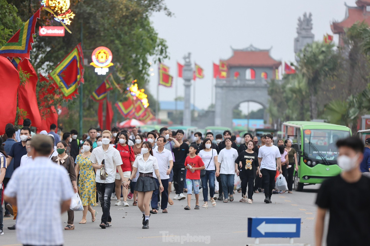 Trao đổi với Tiền Phong, ông Lê Trường Giang, Giám đốc Khu di tích lịch sử Đền Hùng cho biết, bắt đầu từ chiều 28/4, lượng khách đổ về rất đông. Mọi người đều chấp hành rất tốt các quy định.