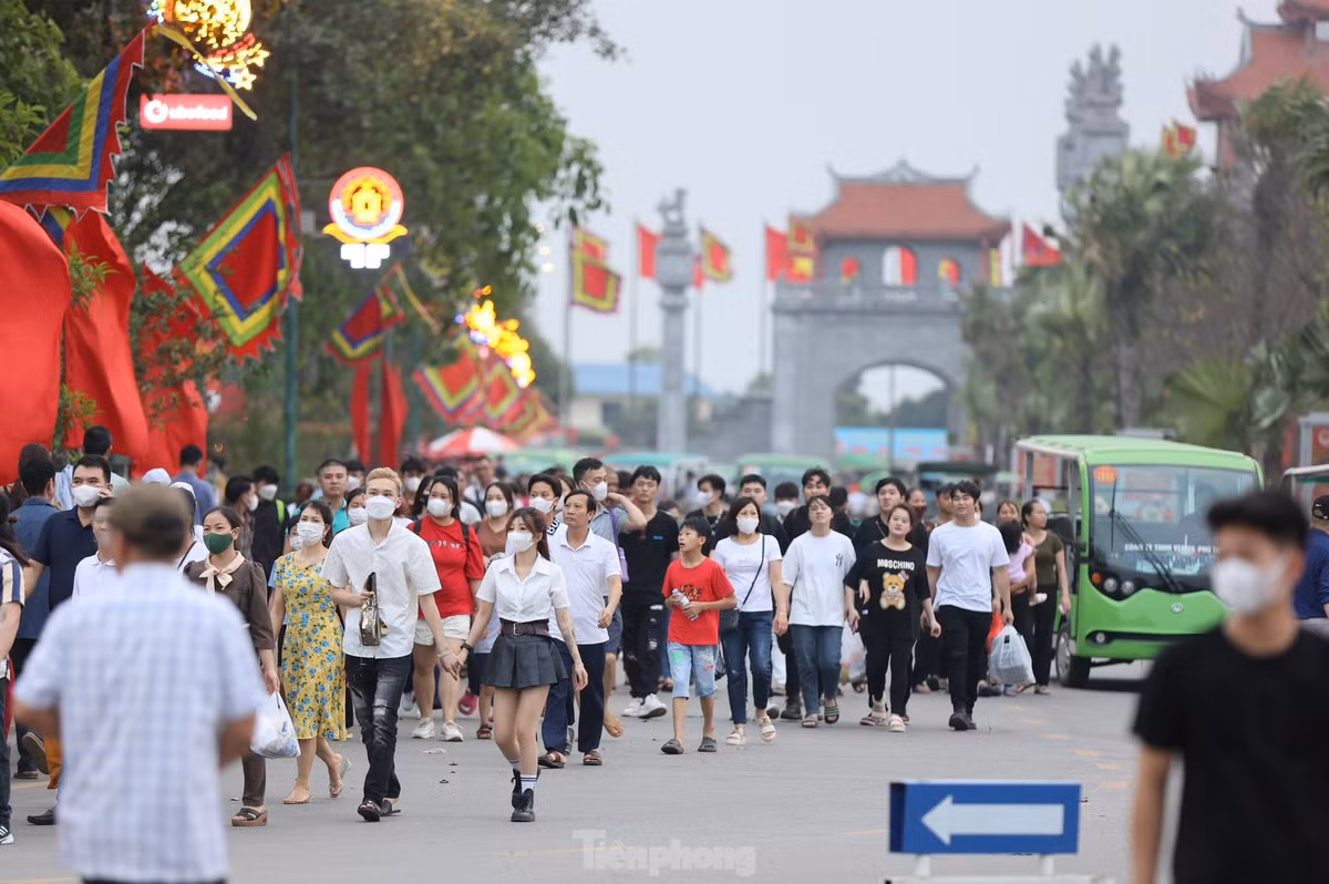 Trao đổi với Tiền Phong, ông Lê Trường Giang, Giám đốc Khu di tích lịch sử Đền Hùng cho biết, bắt đầu từ chiều 28/4, lượng khách đổ về rất đông. Mọi người đều chấp hành rất tốt các quy định.