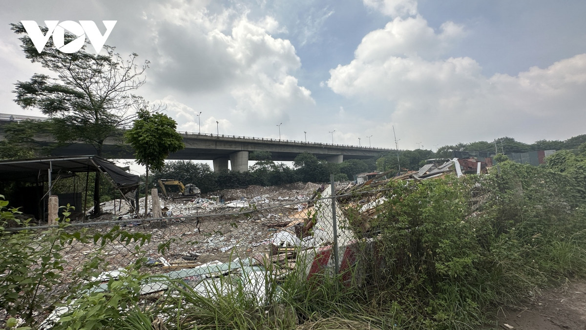 Tuy nhiên, ghi nhận của phóng viên vào những ngày cuối tháng 8/2023, bãi phế thải vẫn hoạt động suốt ngày đêm.