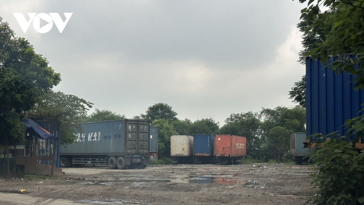 Một bãi xe container khu vực chân cầu.