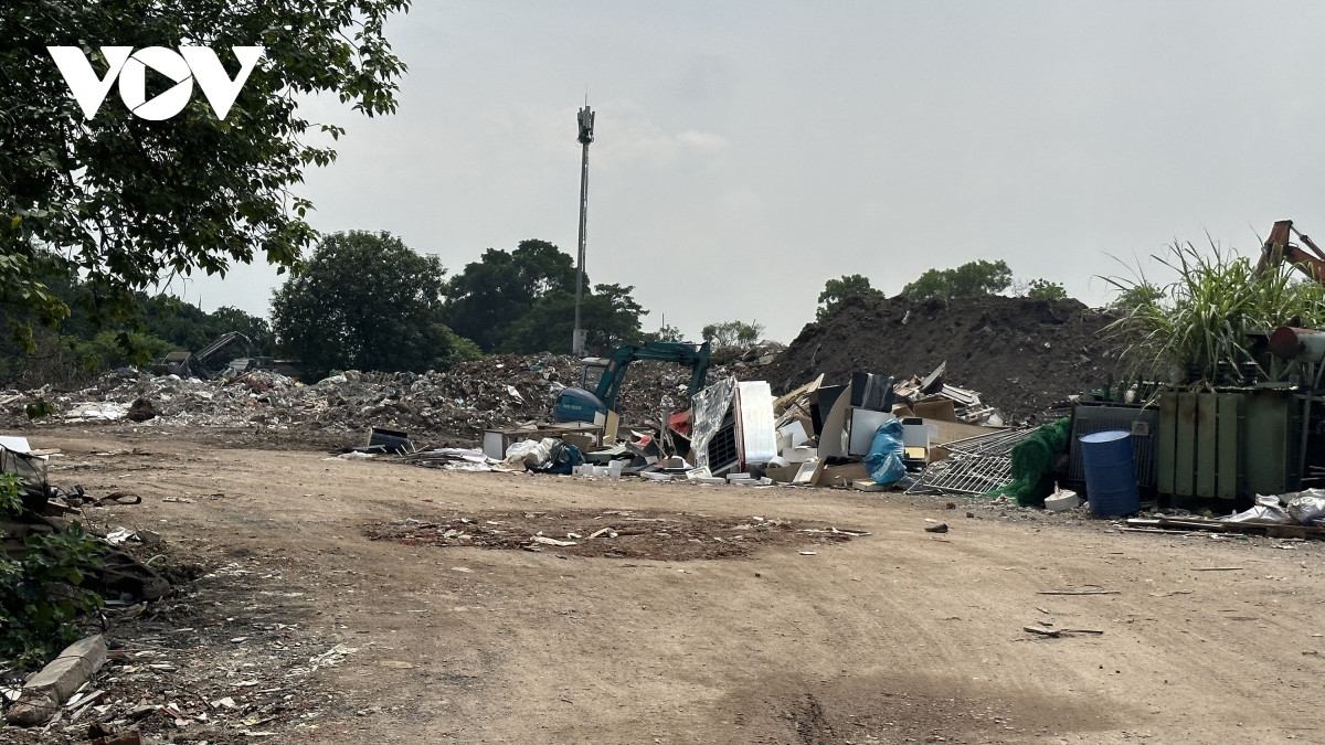 Theo Luật đê điều, bãi phế thải xây dựng tạm thời gian hoạt động 8 tháng/năm. Từ 15/6-15/10 hàng năm bãi tạm dừng hoạt động.