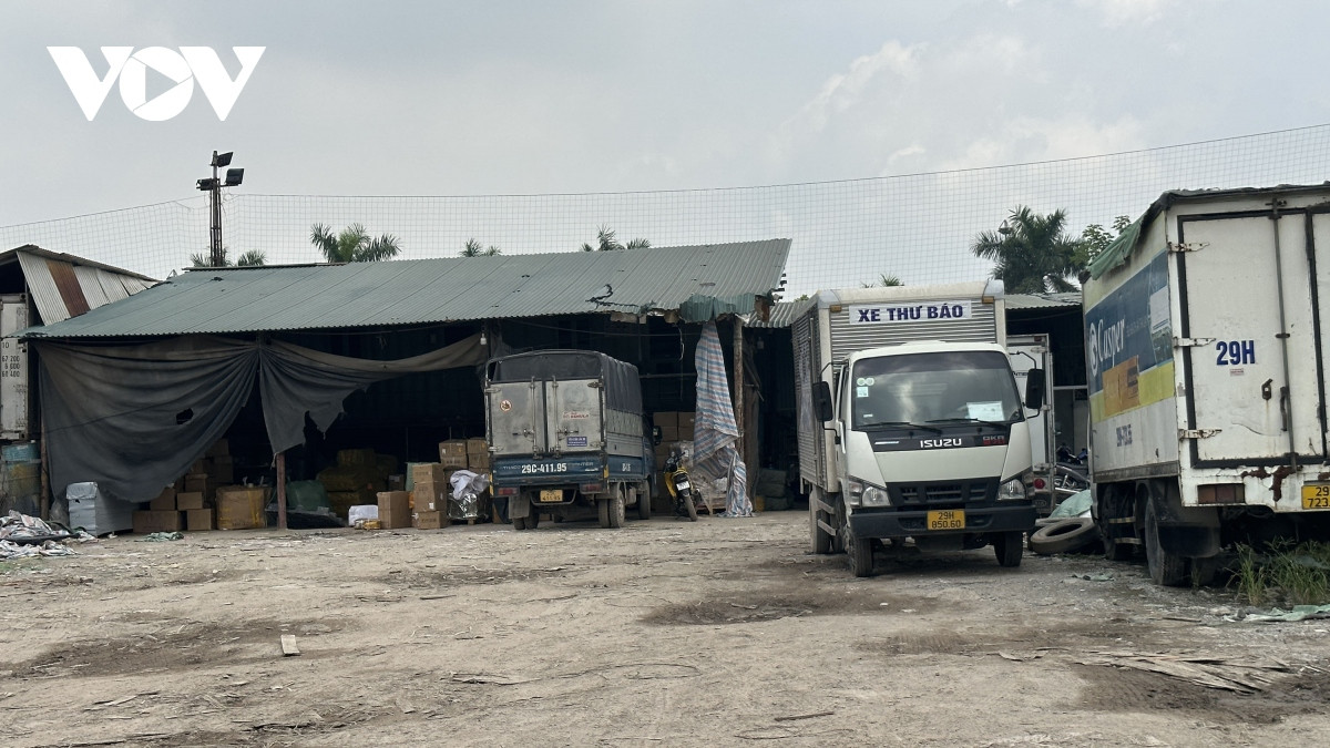 Hàng trăm xe vận tải, container hoạt động ra vào bốc dỡ hàng hoá tại các nhà kho.