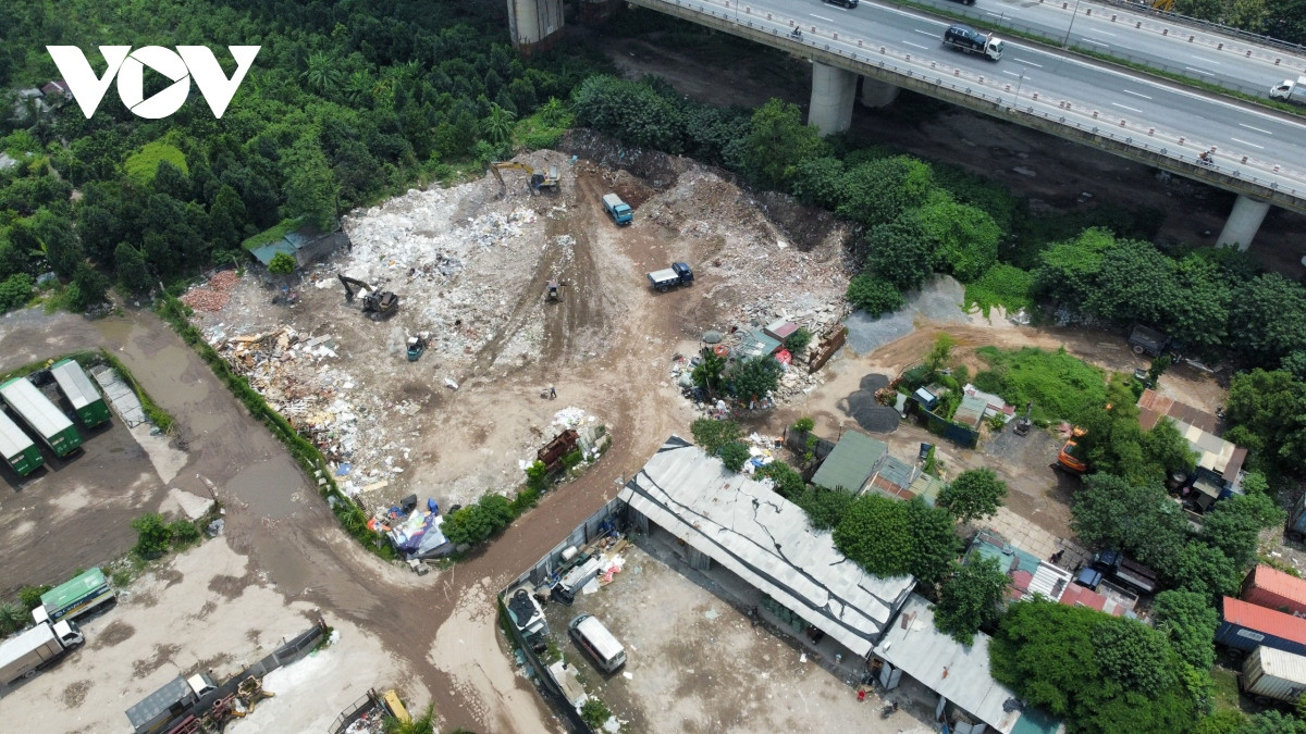 Tại vị trí này, 2,5 ha đất bãi được thí điểm được sử dụng là bãi trung chuyển tạm thời và tái chế chất thải rắn xây dựng.