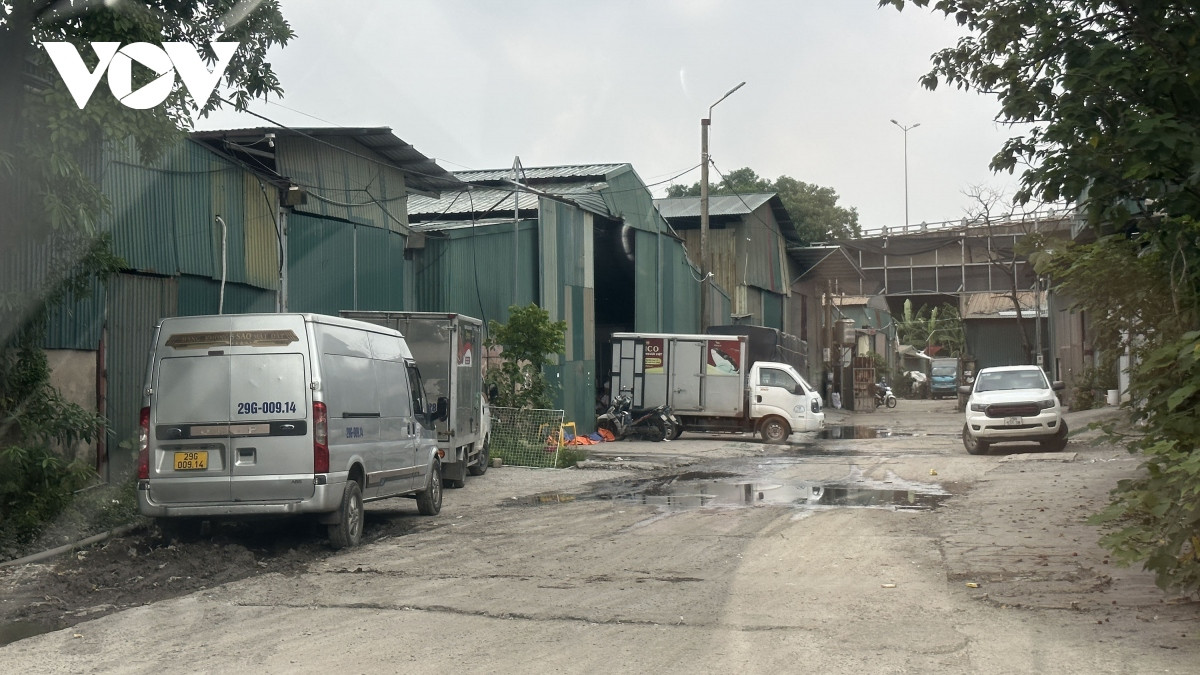 Dãy nhà kho chạy sát chân trụ cầu Thanh Trì