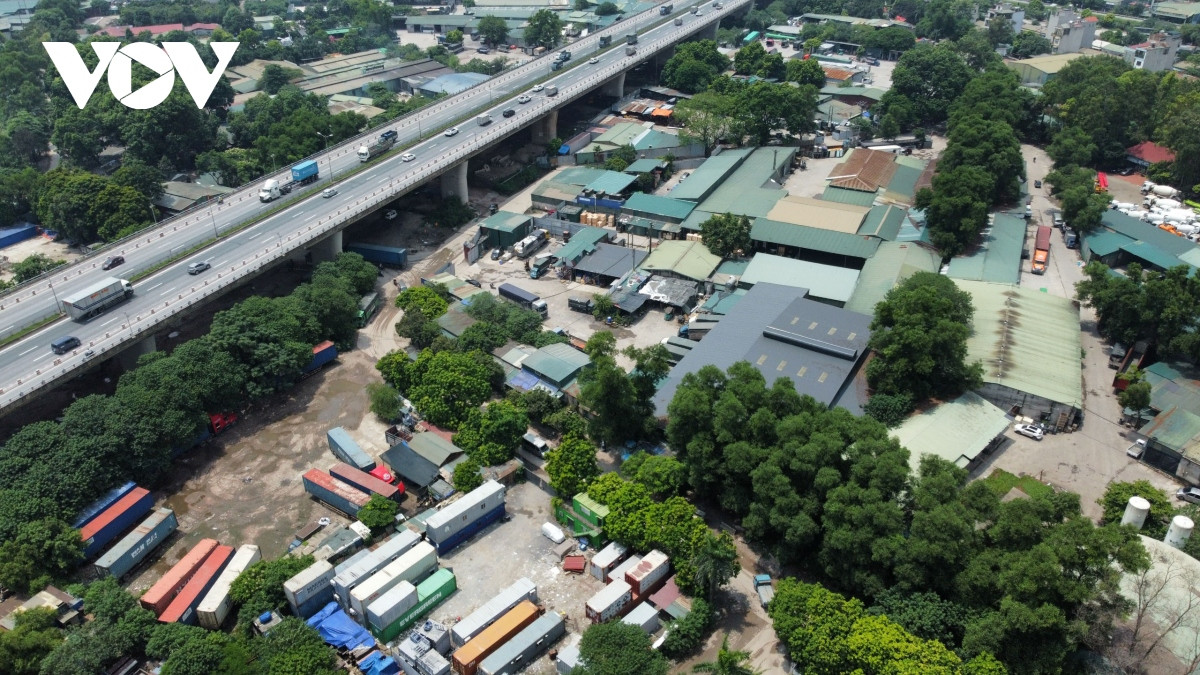 Cũng tại khu vực này, hàng loạt nhà kho, bãi xe mọc lên trên đất bãi ven sông Hồng.