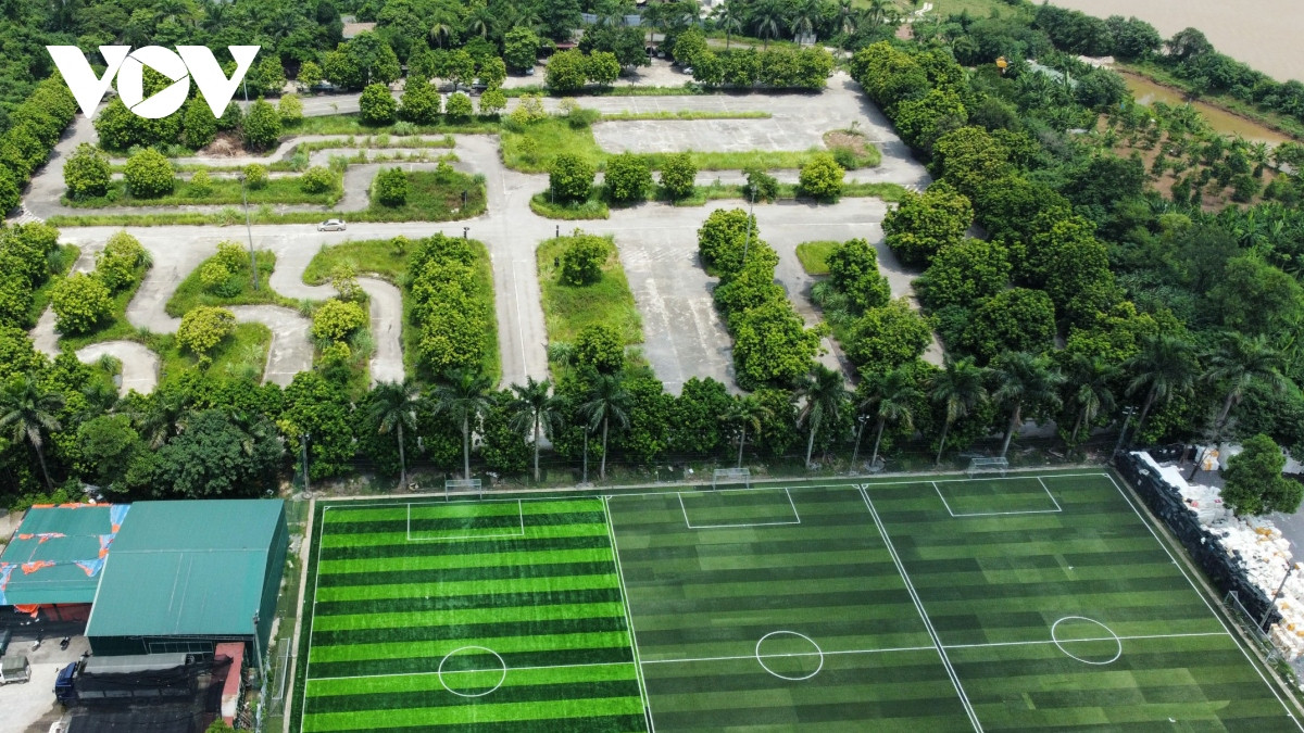 Xung quanh khu vực này còn có bãi tập lái xe không phép ngay sát sông Hồng dù bị đình chỉ nhưng vẫn hoạt động bất chấp lệnh cấm.