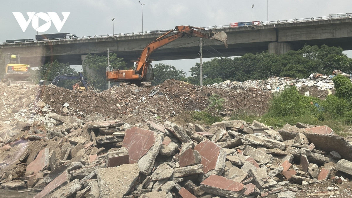 Các phương tiện máy móc hoạt động ngay giữa ban ngày.