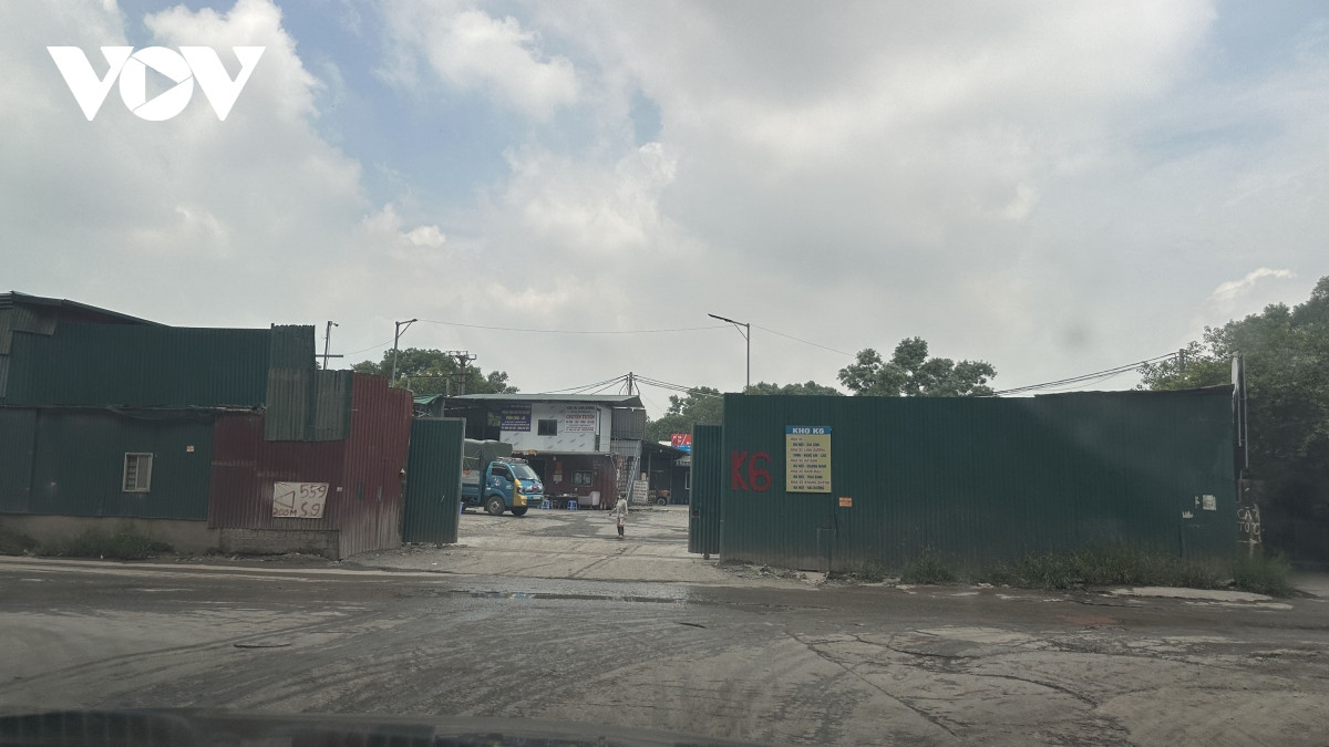 Kho hàng hoá tấp nập phương tiện ra vào. Việc sử dụng, cho thuê đất bãi tại khu vực này vào hoạt động sản xuất kinh doanh dịch vụ có đúng quy định pháp luật, cần được làm rõ.