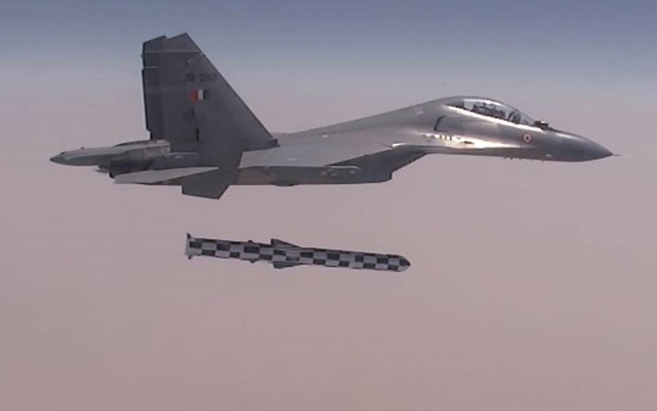  Tên lửa BrahMos-A sau khi được thả khỏi tiêm kích Su-30MKI, nó rơi theo trọng lực một quãng đường khá dài, thậm chí còn gây cảm giác vụ phóng thử đã thất bại vì động cơ không kích hoạt được thì bất ngờ luồng phụt mạnh mẽ từ đuôi xuất hiện, đẩy quả đạn tới vận tốc siêu âm. 