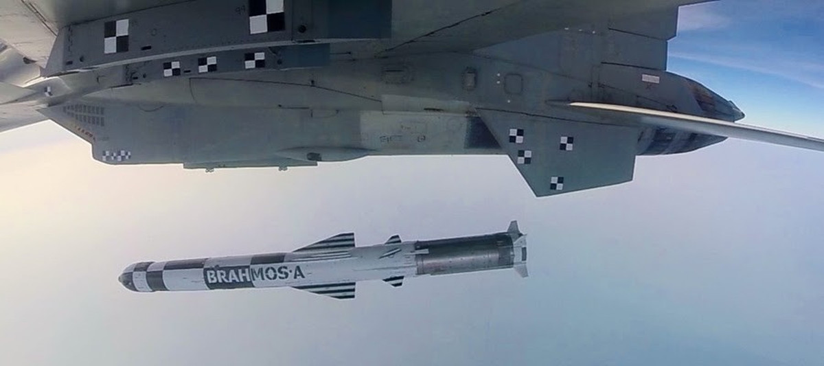 Nhưng rồi điều gì cần đến cũng đã đến, Không quân Ấn Độ đã liên tiếp cung cấp hình ảnh ghi lại vụ phóng thử thành công đầu tiên của tên lửa tiên tiến và cực kỳ đáng sợ này. 