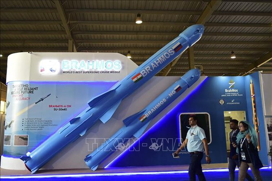  Mặc dù PJ-10 BrahMos và P-800 Oniks có nhiều đặc điểm giống nhau, nhưng tờ Asia Times lưu ý rằng những vấn đề nội bộ của ngành công nghiệp quốc phòng Nga sẽ buộc họ phải mua BrahMos từ Ấn Độ.
