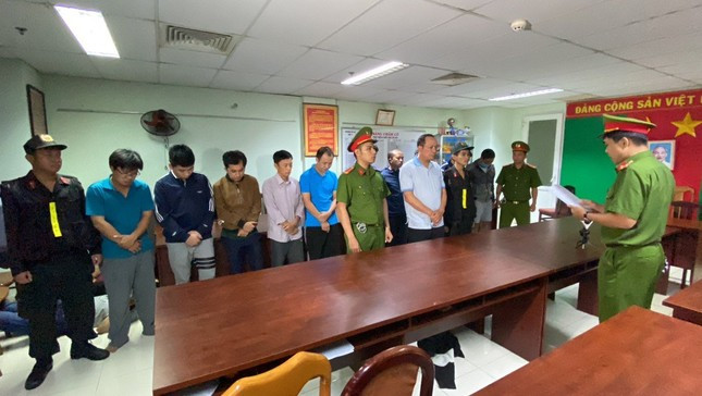 Bat Giam doc cung 10 nhan vien Trung tam Dang kiem 50-05V