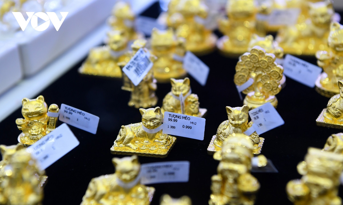 Năm nay là năm Quý Mão nên các đơn vị kinh doanh vàng đã tung ra các sản phẩm mang hình biểu tượng là chú mèo để phục vụ bà con ngày vía Thần tài.
