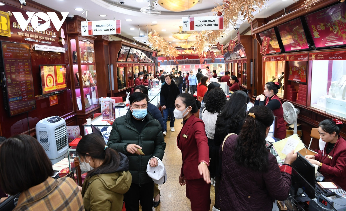 Năm nay, ngày vía Thần Tài sẽ rơi vào ngày 31/1 Dương lịch, nhưng, ngay từ ngày 30/1 (9 tháng Giêng âm lịch) nhiều cửa hàng vàng trên phố Trần Nhân Tông (Hà Nội) đã tấp nập người mua, kẻ bán vàng.