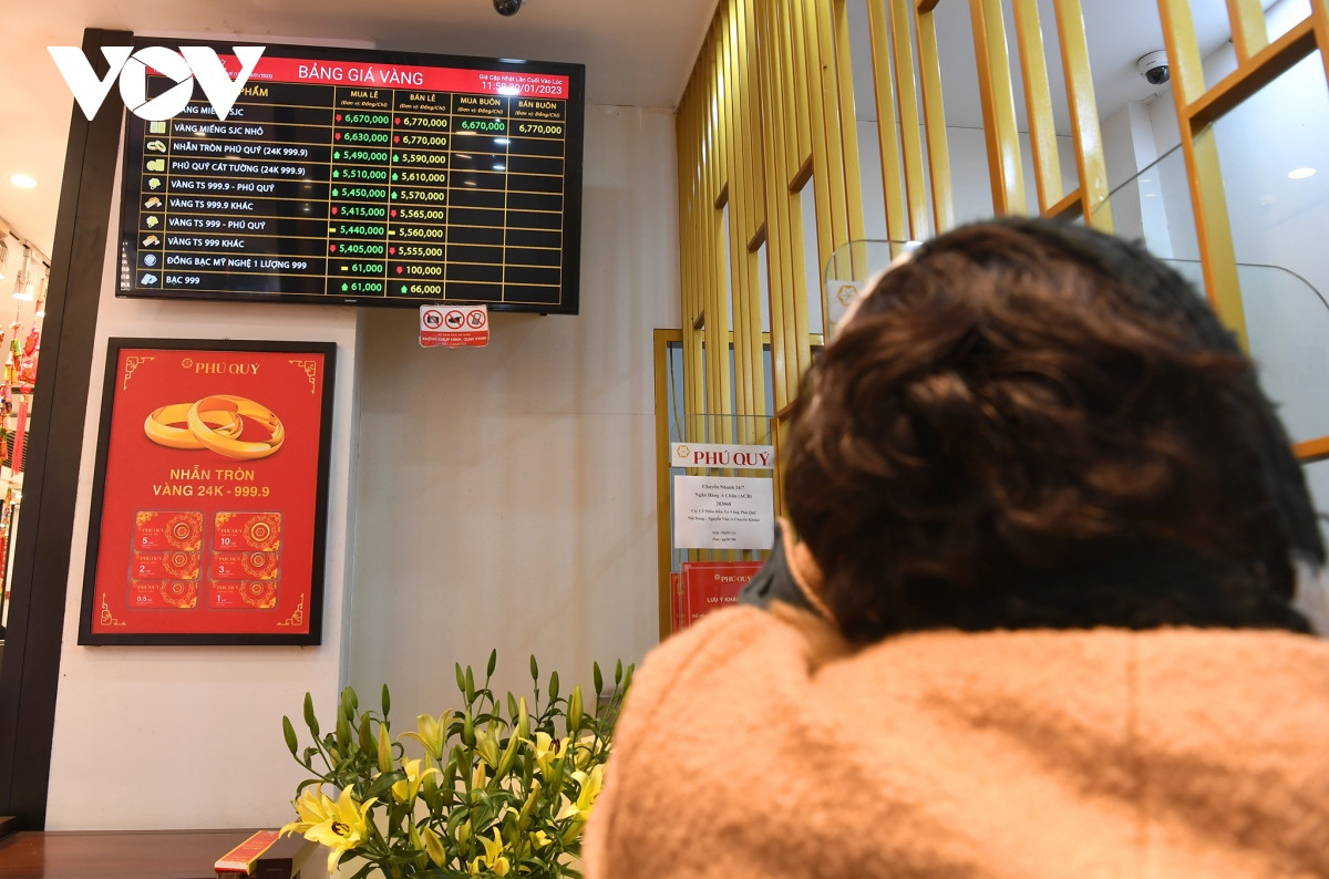 Hiện tại, giá vàng miếng Công ty VBĐQ Sài Gòn SJC niêm yết giá vàng mua vào 66,5 triệu đồng/lượng; giá bán ra là 67,5 triệu đồng/lượng; Tập đoàn DOJI niêm yết giá vàng mua vào - bán ra ở mức 66,30 – 67,30 triệu đồng/lượng; Vàng Phú Quý ở mức 55,1 – 56,1 (mua vào – bán ra)…