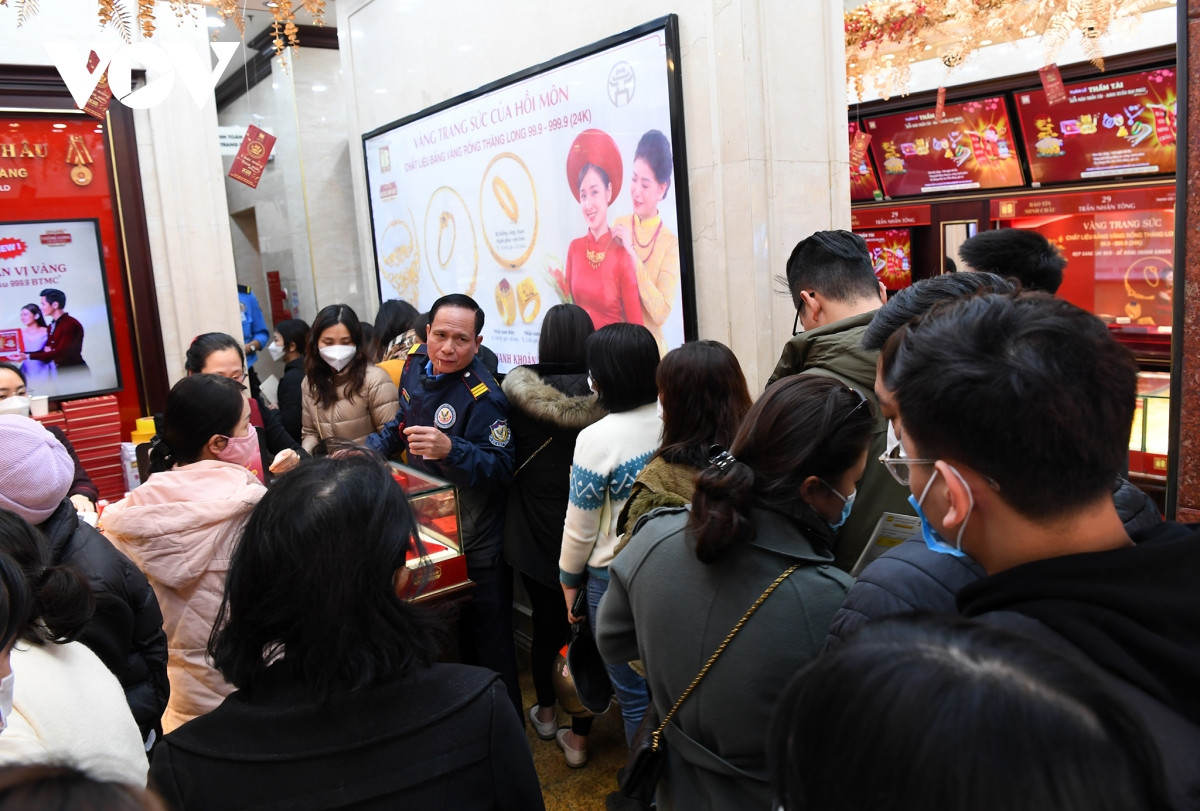 Có những cửa hàng rơi vào tình trạng quá tải, người tới mua vàng phải xếp hàng để tới lượt. Theo một đơn vị kinh doanh vàng tại phố Trần Nhân Tông chia sẻ, năm nay người mua tìm đến cửa hàng từ hôm khai xuân (mùng 6 Tết) đến nay tăng khá cao, từ 10 - 20% so với năm trước.