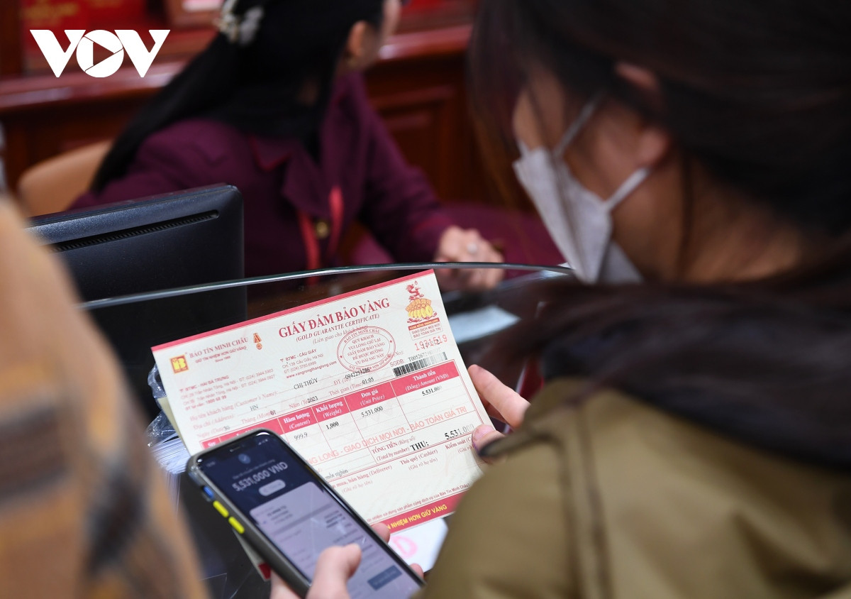 Trước đây, chỉ những người kinh doanh buôn bán mới mua vàng vào ngày này với mục đích cầu một năm mới nhiều tài lộc. Dần dần, nhiều người Việt đổ xô đi mua vàng trong ngày này với một niềm tin mơ hồ, không có cơ sở khi cho rằng vàng mang ý nghĩa phú quý cát tường, tài lộc may mắn cho năm mới. Trên thực tế, vàng chỉ có giá trị là kim loại quý, có khả năng tích trữ cao nên được nhiều người tích trữ lâu dài như một thứ tài sản có giá trị bảo toàn và sinh lời, bên cạnh đất đai, tiền và ngoại tệ.