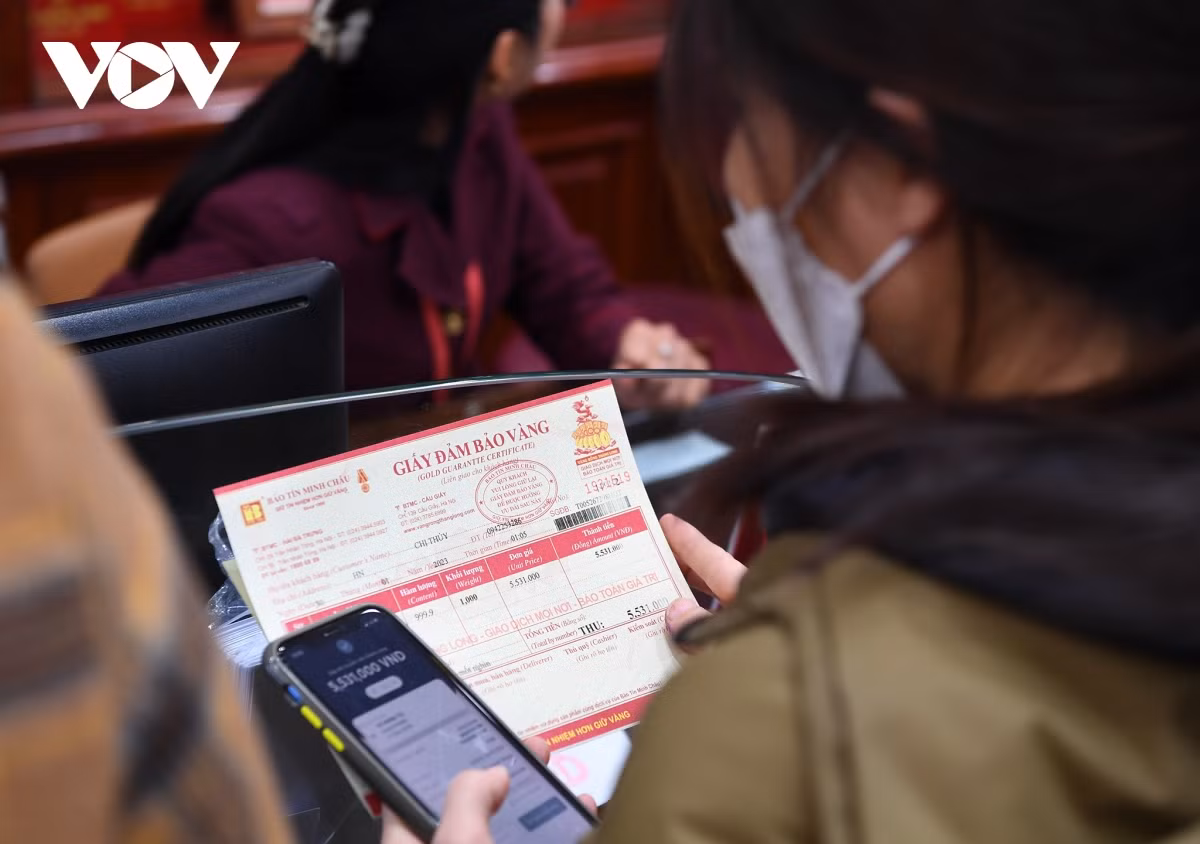 Trước đây, chỉ những người kinh doanh buôn bán mới mua vàng vào ngày này với mục đích cầu một năm mới nhiều tài lộc. Dần dần, nhiều người Việt đổ xô đi mua vàng trong ngày này với một niềm tin mơ hồ, không có cơ sở khi cho rằng vàng mang ý nghĩa phú quý cát tường, tài lộc may mắn cho năm mới. Trên thực tế, vàng chỉ có giá trị là kim loại quý, có khả năng tích trữ cao nên được nhiều người tích trữ lâu dài như một thứ tài sản có giá trị bảo toàn và sinh lời, bên cạnh đất đai, tiền và ngoại tệ.