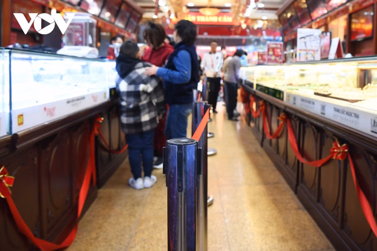 Và để ổn định khi mua bán, nhiều cửa hàng phải căng dây để phân luồng người ra - vào.