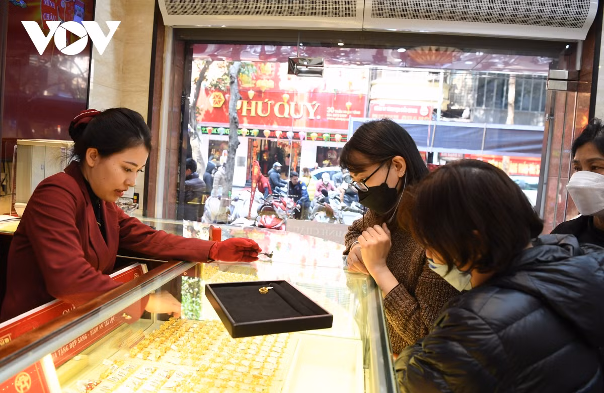 Theo chị Nguyễn Thị Hương – Hai Bà Trưng, Hà Nội, năm nào cũng vậy đến gần ngày vía Thần Tài chị lại dành ra một khoản để mua vàng lấy may theo quan niệm dân gian. Mấy năm trước thì chị thường đi vào đúng ngày vía Thần Tài (mùng 10 tháng Giêng), nhưng năm nay sợ đông, phức tạp nên chị đã chuyển sang đi mua trước cho yên tâm.