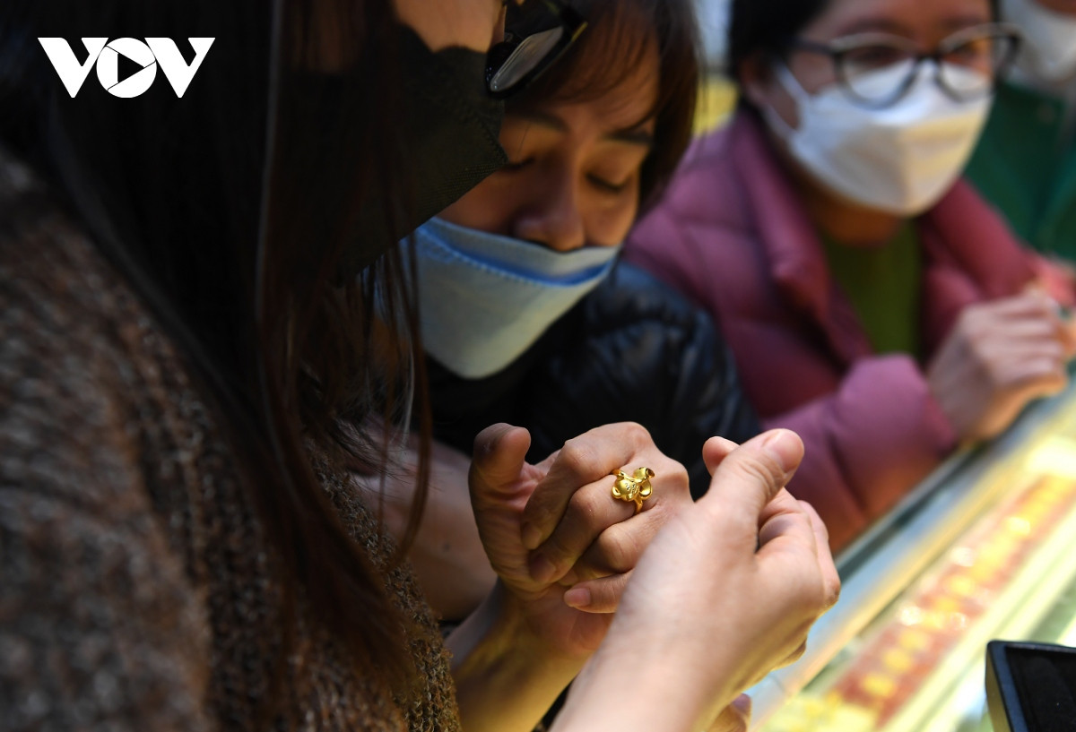 Theo quan niệm dân gian, Thần Tài là vị thần chuyên quản Tài Phúc Phú Quý mang lại tài lộc, sung túc và may mắn cho mọi người. Theo tục lệ, sở hữu một sản phẩm vàng vào ngày vía Thần Tài (mùng 10 tháng Giêng) sẽ mang lại sự may mắn phúc hiển trong cả năm.