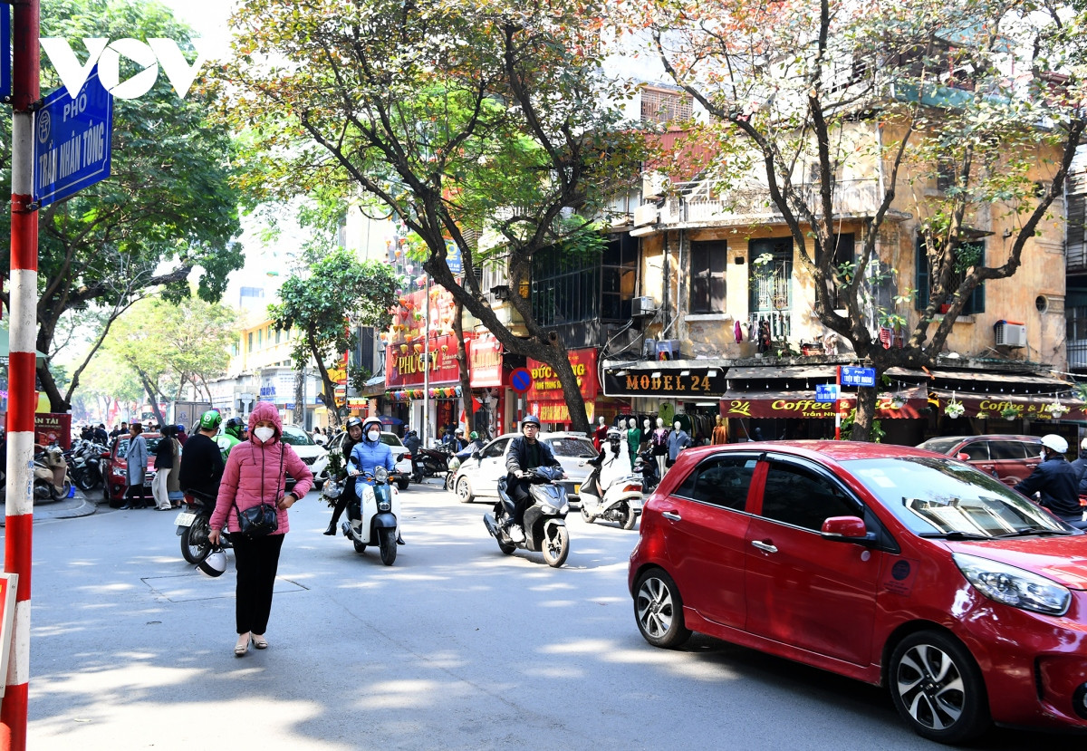 Năm nào cũng vậy, gần đến ngày vía Thần tài (mùng 10 tháng Giêng âm lịch) các cửa hàng vàng lại trở nên đông đúc và nhộn nhịp. Đặc biệt là con phố Trần Nhân Tông (Hà Nội), nơi tập trung nhiều cửa hàng kinh doanh vàng nhất Thủ đô luôn tấp nập người qua lại trong dịp này.