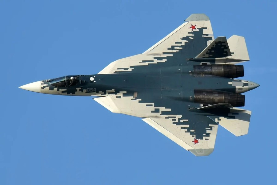 Ông Gutenev nhấn mạnh, những chiếc Su-57 triển khai ở Syria được Lực lượng Hàng không Vũ trụ Nga sử dụng để phát hiện những chiếc F-22 và F-35 của Mỹ hoạt động trong cùng một chiến trường.