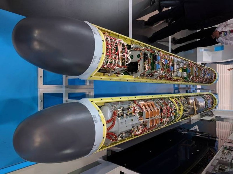 Hệ thống L402 Himalayas hoạt động theo nguyên tắc gây nhiễu chủ động, bao gồm việc phát ra tín hiệu vô tuyến mạnh để phá vỡ và gây nhầm lẫn cho các thiết bị liên lạc và radar của đối phương.