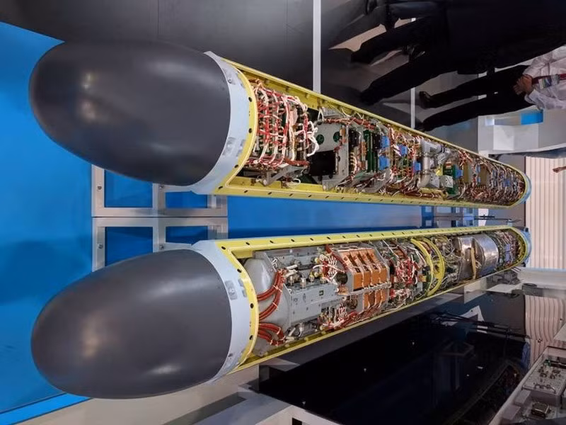 Hệ thống L402 Himalayas hoạt động theo nguyên tắc gây nhiễu chủ động, bao gồm việc phát ra tín hiệu vô tuyến mạnh để phá vỡ và gây nhầm lẫn cho các thiết bị liên lạc và radar của đối phương.