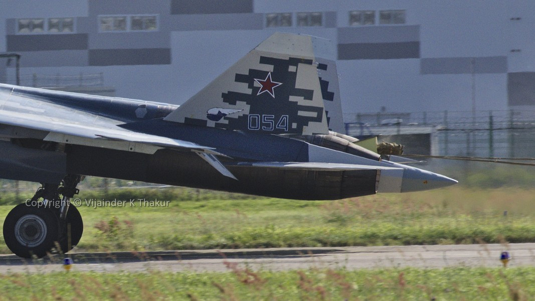 Hệ thống này bao gồm các thành phần sau - bộ thu cho hệ thống vệ tinh định vị, thiết bị mã hóa và giải mã, đi kèm một bus để xử lý kỹ thuật số cũng như đồng bộ hóa tín hiệu.