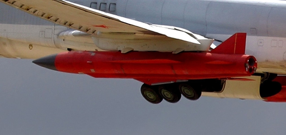  Tốc độ hành trình của Kh-32 đạt tới 4.000 km/h, vận tốc nước rút khi tiếp cận mục tiêu lên tới 5.400 km/h. Sau khi rời máy bay, tên lửa sẽ leo lên tới trần bay 40 km, từ độ cao đó nó sẽ bổ thẳng xuống mục tiêu với một góc tấn lớn. 