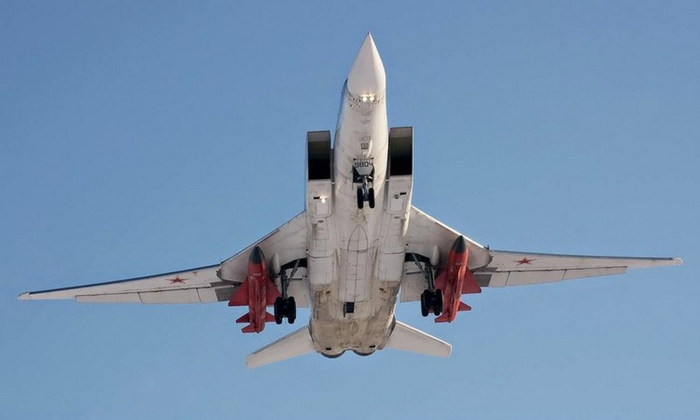  Nhờ việc ứng dụng những công nghệ tác chiến điện tử mới, Kh-32 khó bị hệ thống phòng thủ tên lửa đối phương bắn hạ. Xác suất diệt mục tiêu của tên lửa Kh-32 là 0,80 - 0,82.