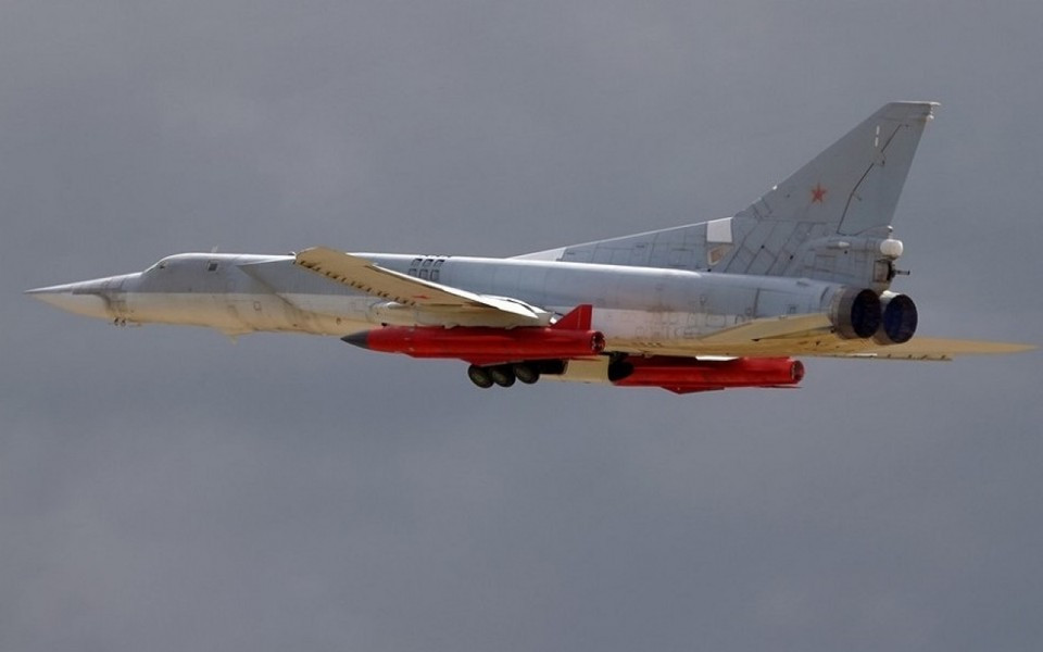 So với sản phẩm thế hệ trước là Kh-22 thì tên lửa Kh-32 chỉ giữ lại những chỉ số về trọng lượng và kích thước của phiên bản cơ sở, trong khi phần "lõi" lại hoàn toàn khác biệt. 