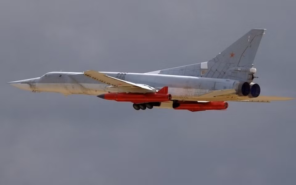 So với sản phẩm thế hệ trước là Kh-22 thì tên lửa Kh-32 chỉ giữ lại những chỉ số về trọng lượng và kích thước của phiên bản cơ sở, trong khi phần "lõi" lại hoàn toàn khác biệt. 