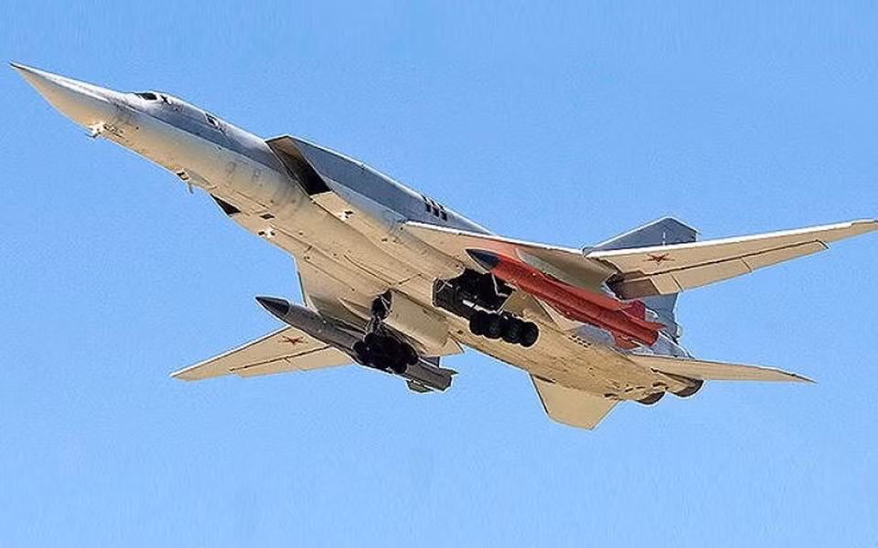 Kh-32 không phải tên lửa chống hạm thuần túy, nó là tên lửa hành trình đa năng không đối đất. Phần cải tiến hệ thống điều khiển không liên quan tới việc sử dụng nó trên biển. 