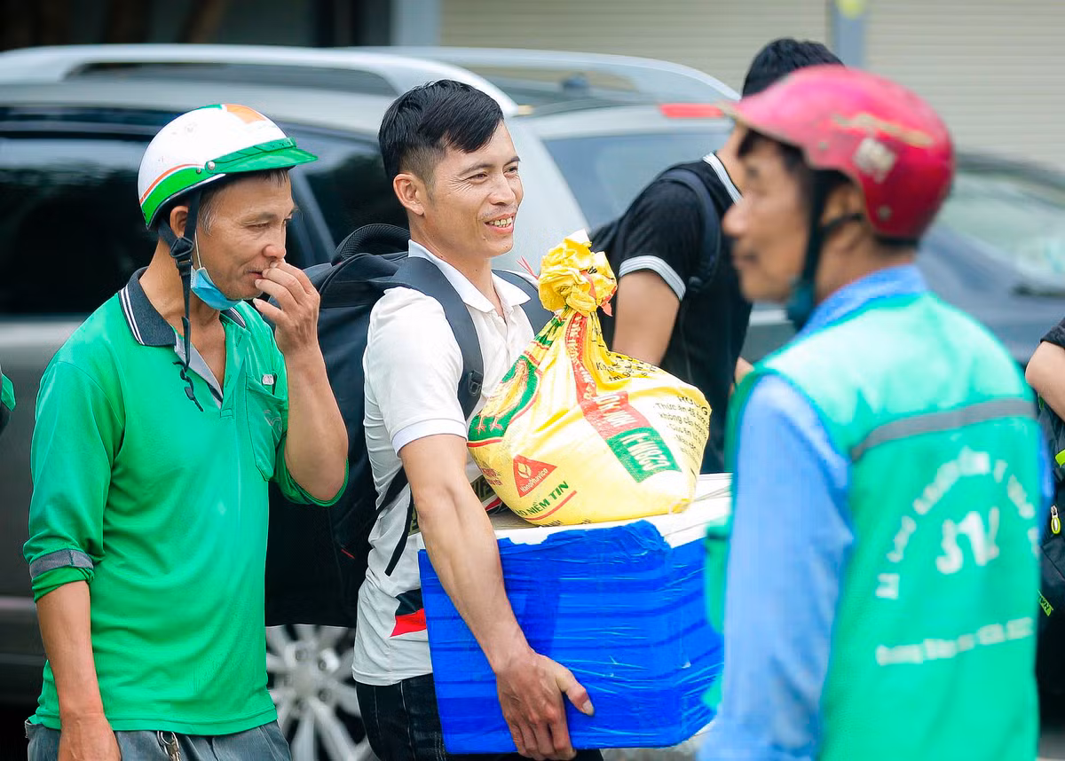 Tại các bến xe: Mỹ Đình, Giáp Bát… rất đông người dân với nhiều hành lý lỉnh kỉnh trên tay trong ngày quay trở lại Thủ đô.