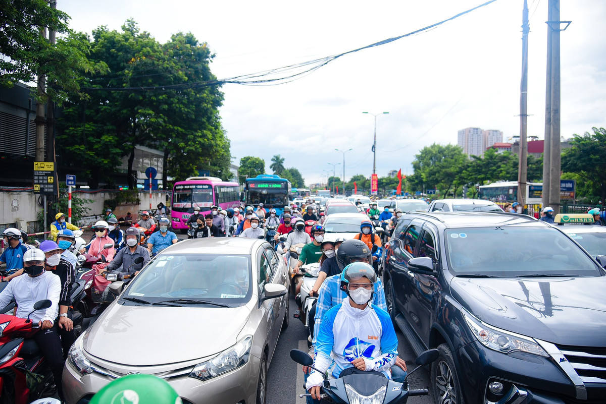 Càng về chiều tối, lượng phương tiện đổ về Hà Nội ngày càng đông đúc.