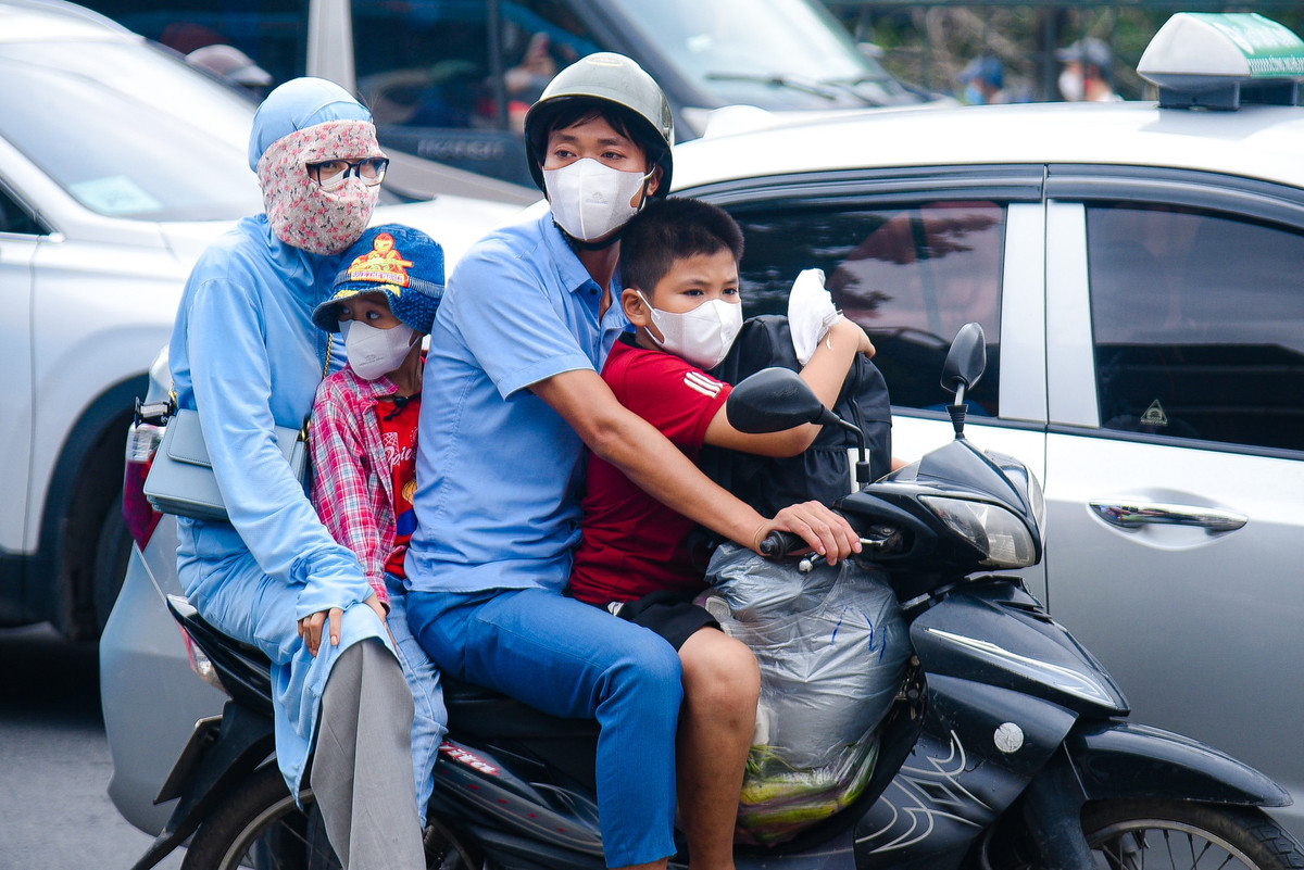 Nhiều người dân lựa chọn quay lại Thủ đô bằng xe máy.