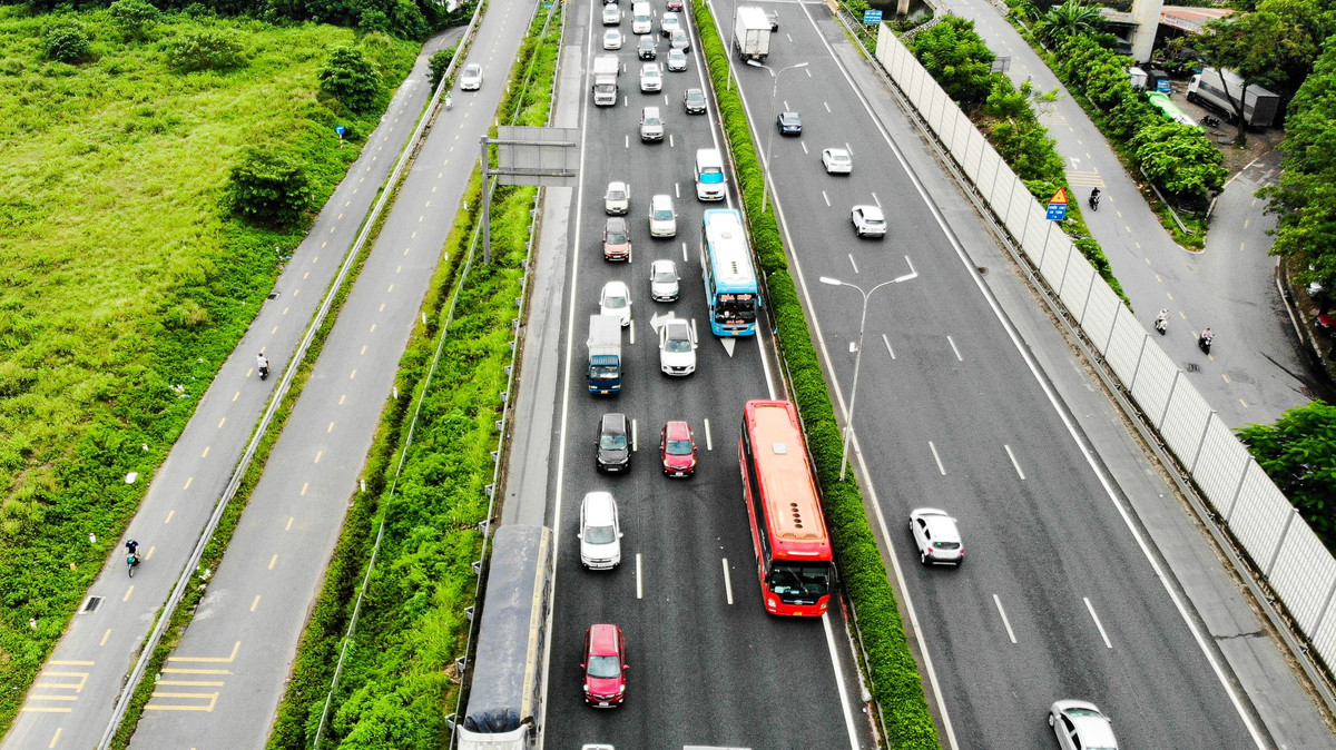 Nhìn từ trên cao, các phương tiện ôtô khá đông đúc.